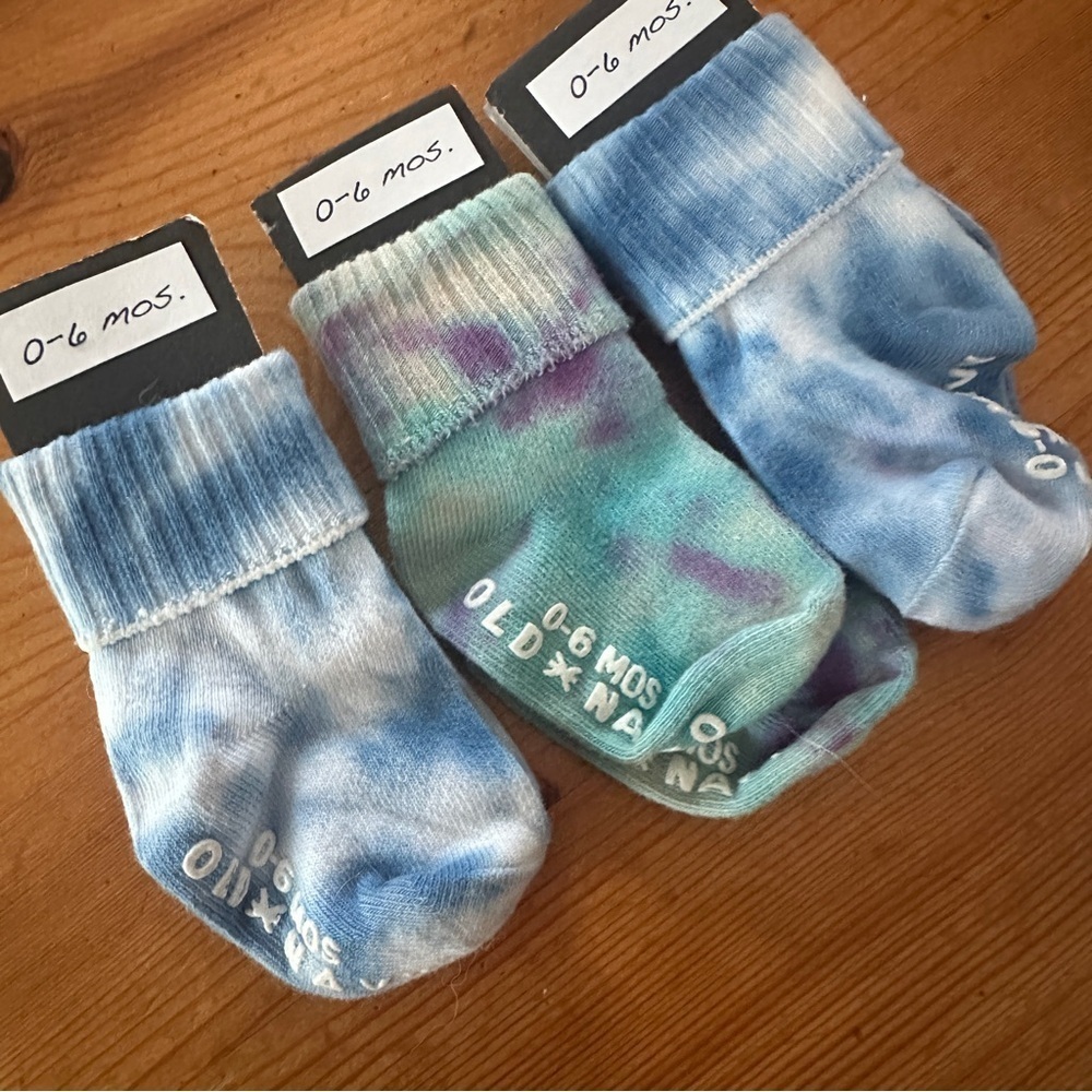 New old navy tie dye socks for baby 0-6 months 3 pairs
